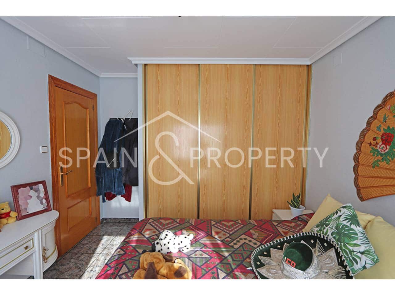 6 bedroom Villa for sale in Montserrat with pool garage - € 500,000 (Ref: 9590608)