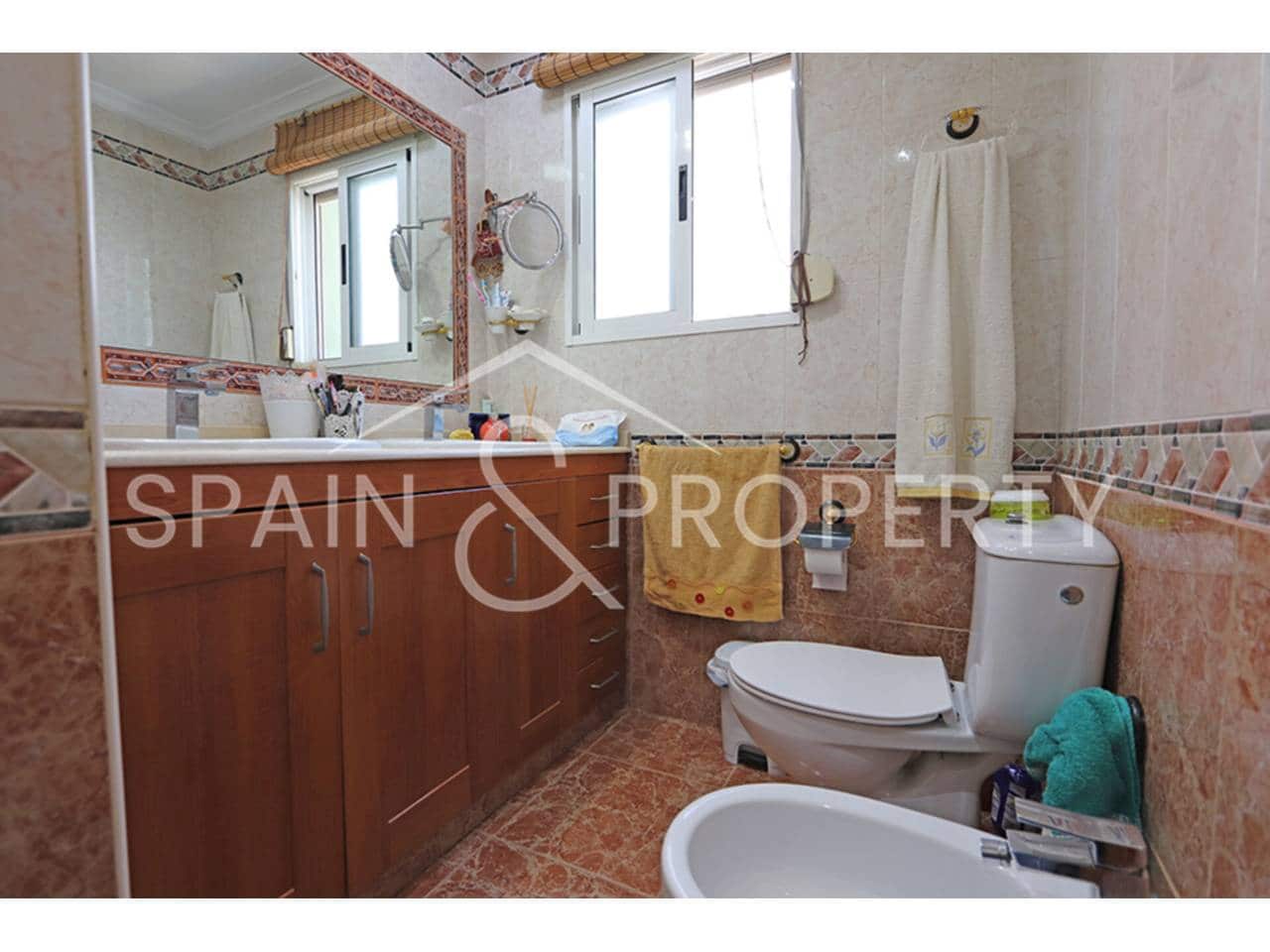 6 bedroom Villa for sale in Montserrat with pool garage - € 500,000 (Ref: 9590608)