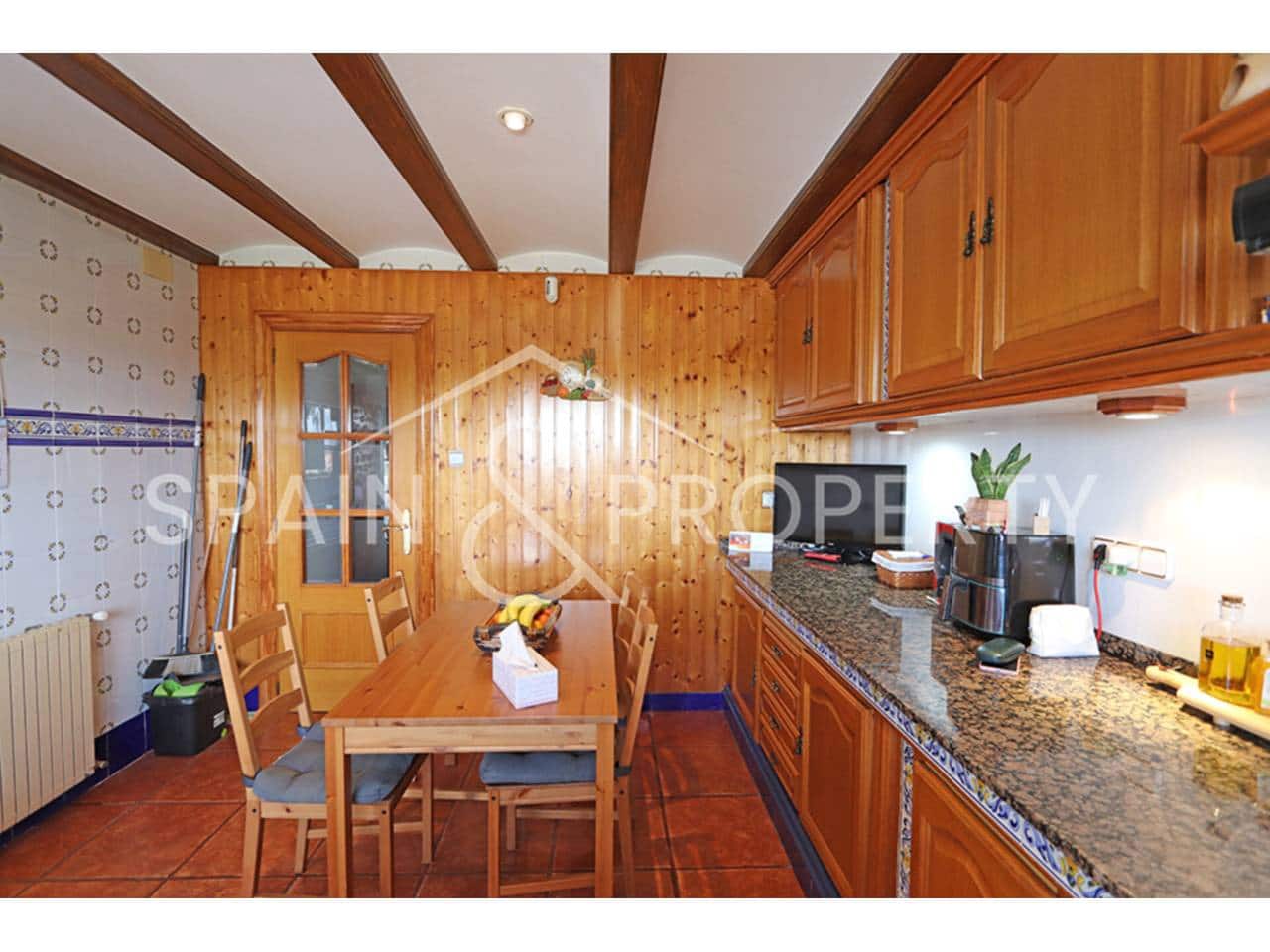 6 bedroom Villa for sale in Montserrat with pool garage - € 500,000 (Ref: 9590608)