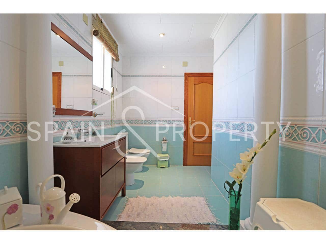 6 bedroom Villa for sale in Montserrat with pool garage - € 500,000 (Ref: 9590608)