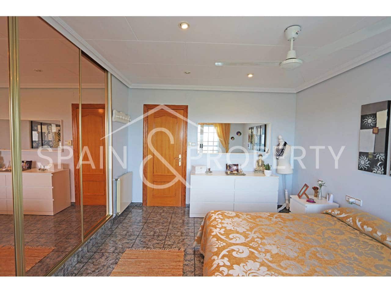 6 bedroom Villa for sale in Montserrat with pool garage - € 500,000 (Ref: 9590608)