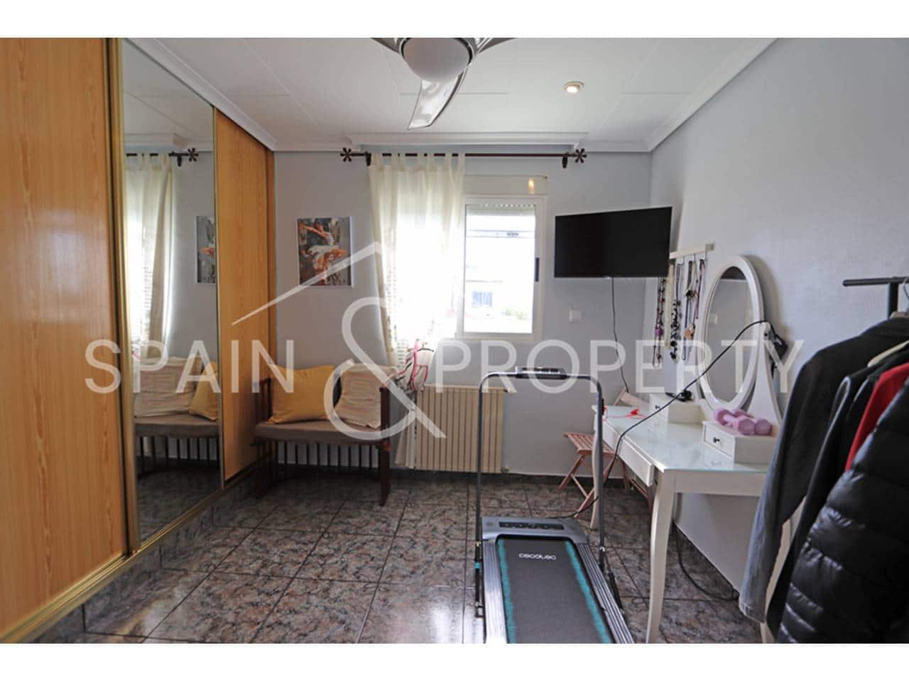 6 bedroom Villa for sale in Montserrat with pool garage - € 500,000 (Ref: 9590608)