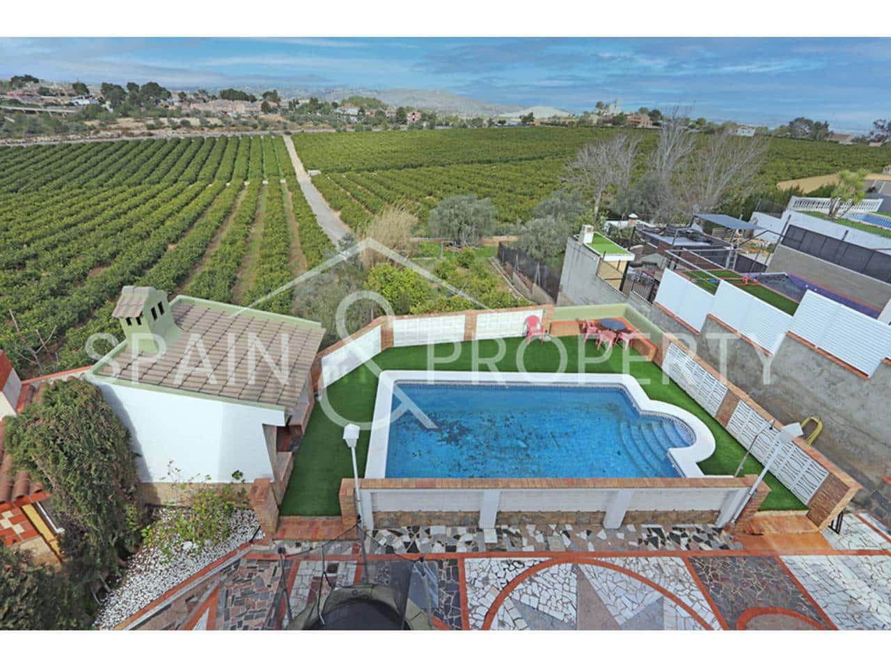 6 bedroom Villa for sale in Montserrat with pool garage - € 500,000 (Ref: 9590608)