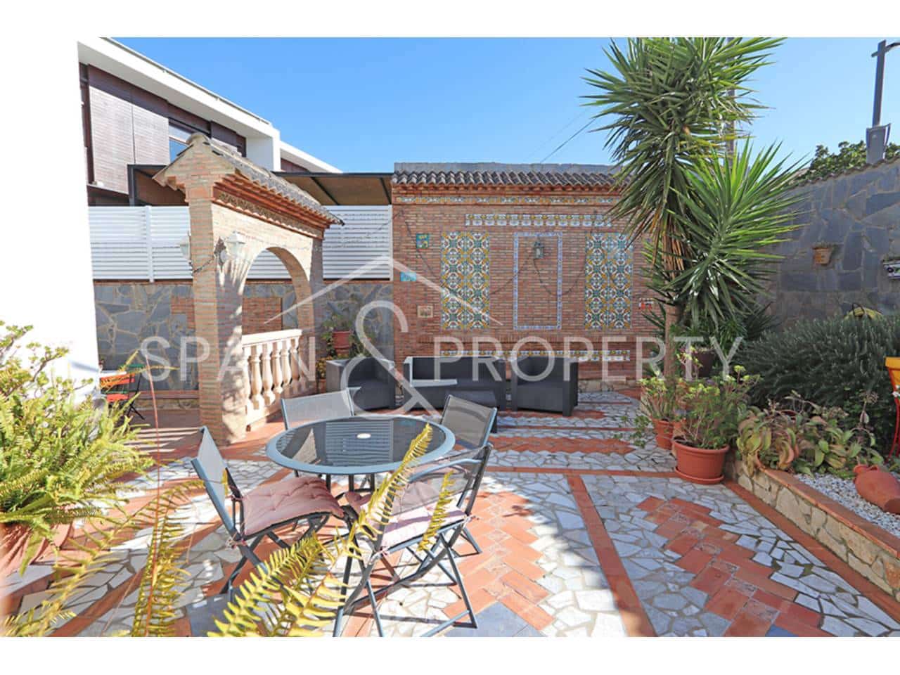 6 bedroom Villa for sale in Montserrat with pool garage - € 500,000 (Ref: 9590608)