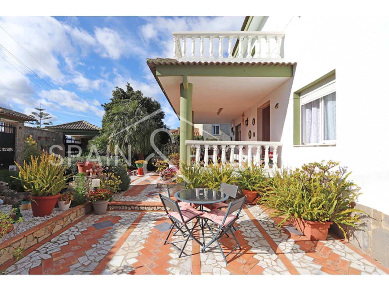 6 bedroom Villa for sale in Montserrat with pool garage - € 500,000 (Ref: 9590608)