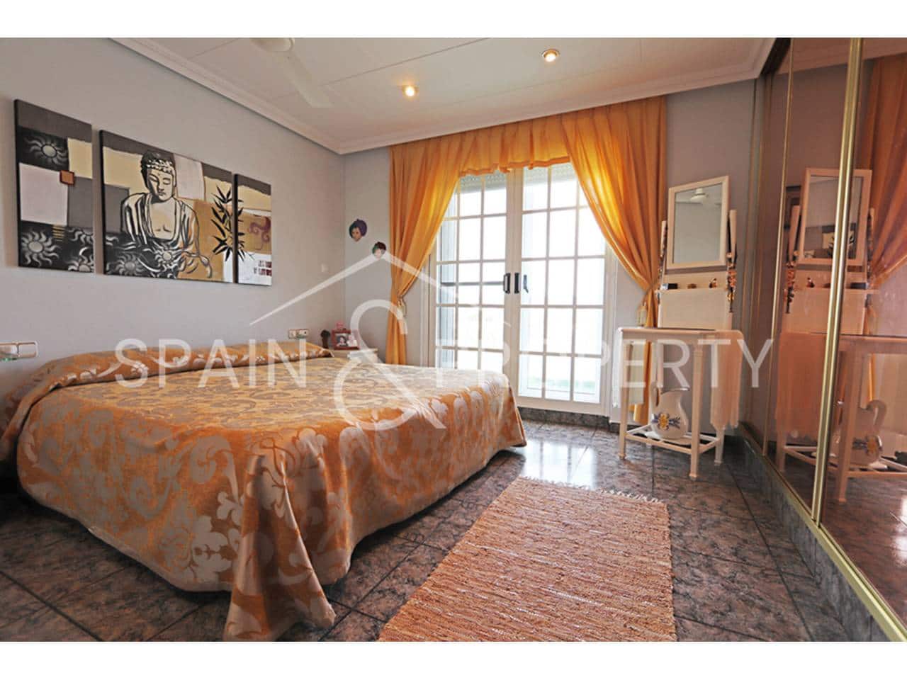 6 bedroom Villa for sale in Montserrat with pool garage - € 500,000 (Ref: 9590608)