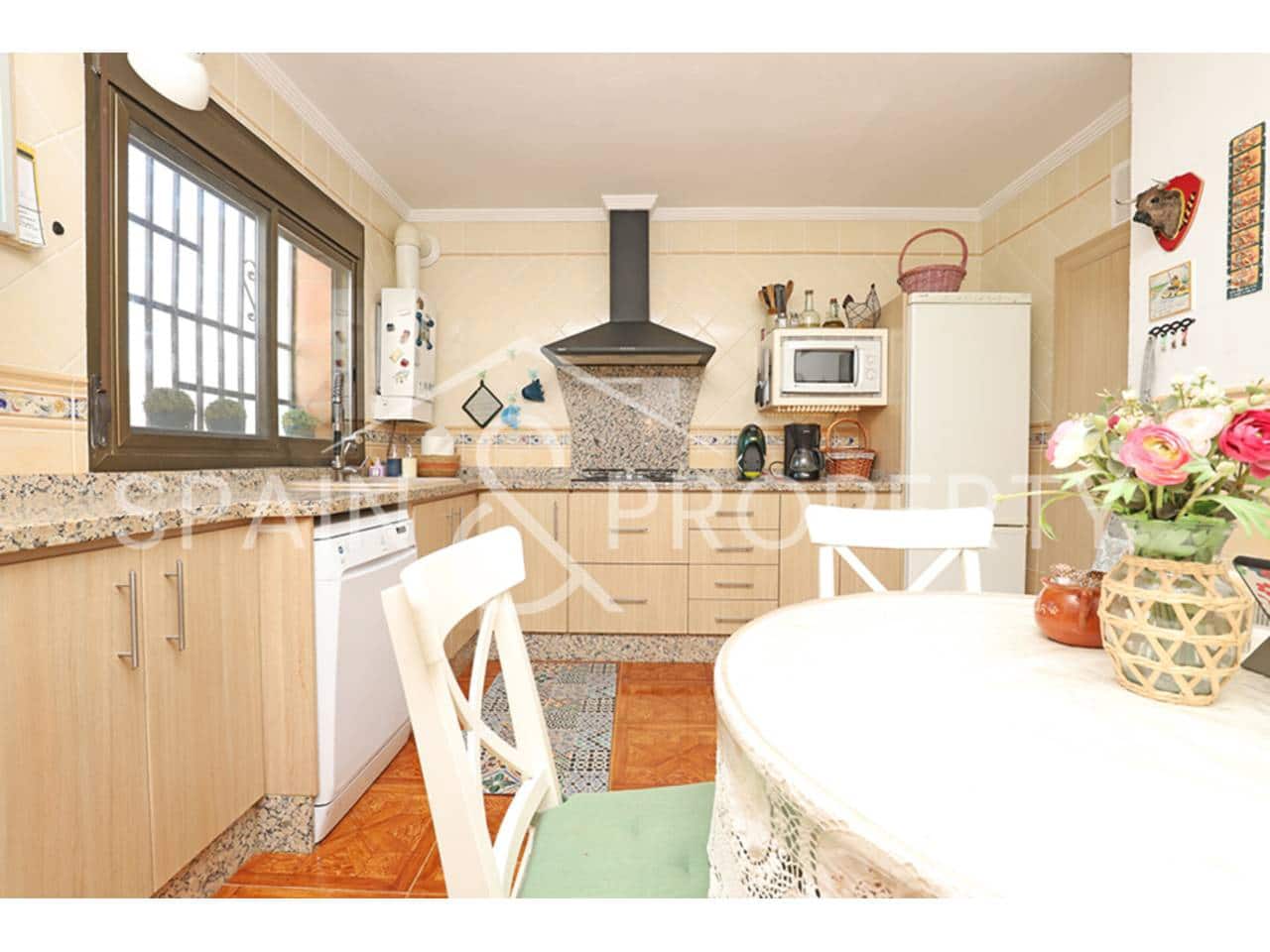 4 bedroom Villa for sale in Montserrat with pool - € 249,900 (Ref: 9624133)