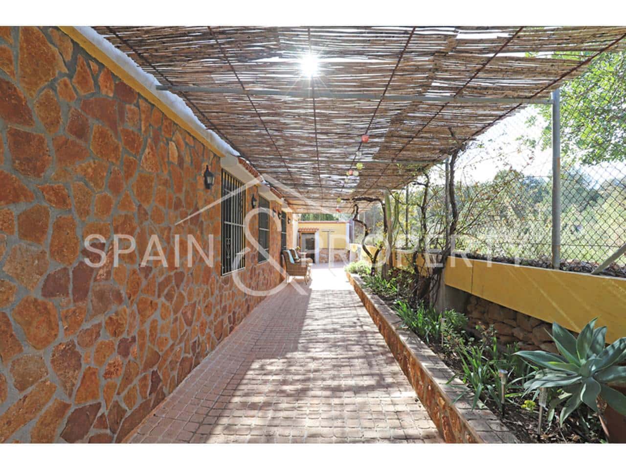 4 bedroom Villa for sale in Montserrat with pool - € 249,900 (Ref: 9624133)