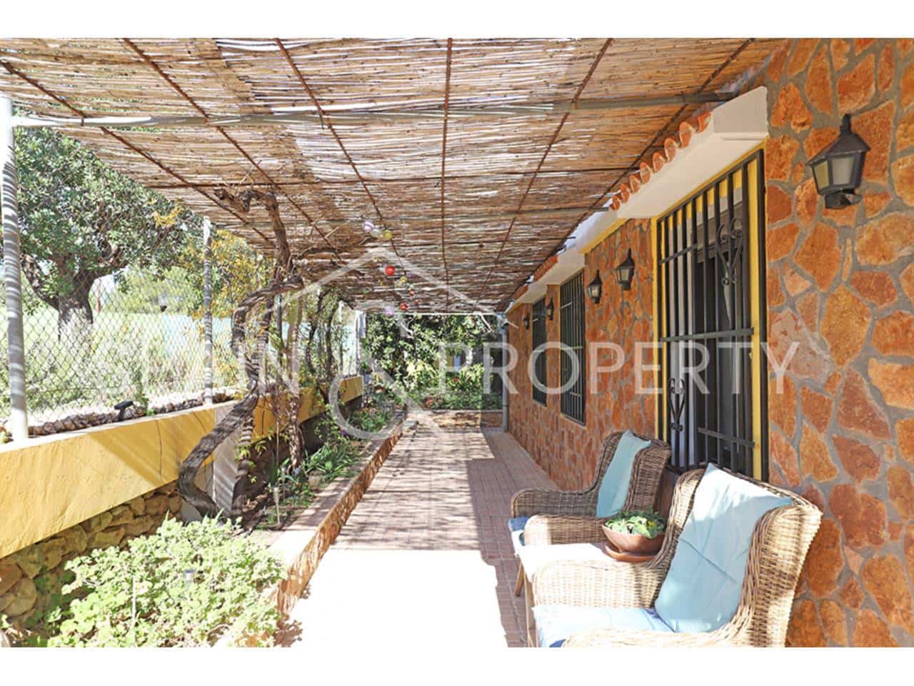 4 bedroom Villa for sale in Montserrat with pool - € 249,900 (Ref: 9624133)