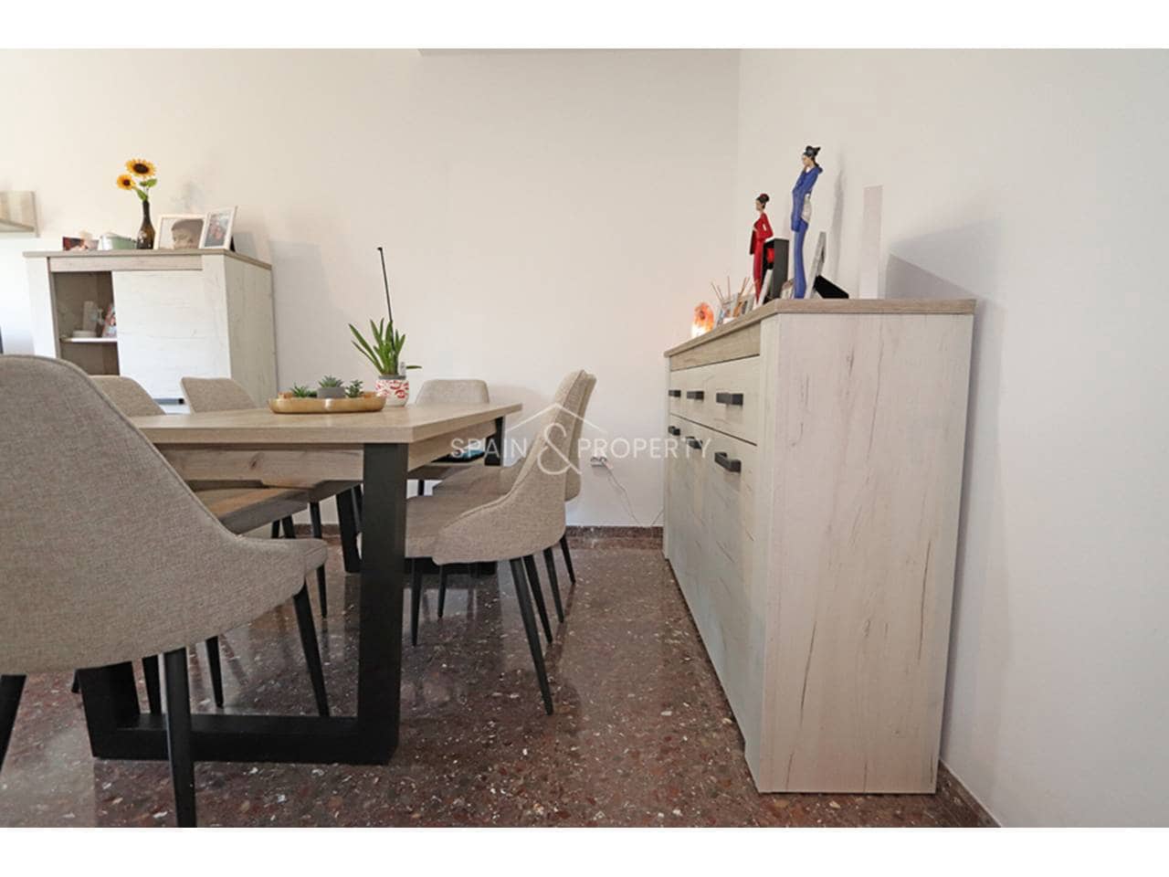 3 slaapkamer Flat te koop in Montroy met garage - € 165.000 (Ref: 9793843)