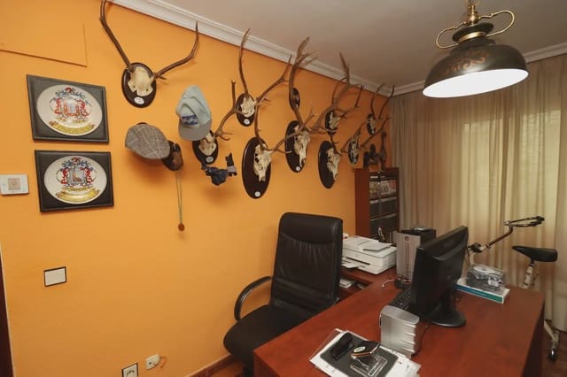 Piso de 4 habitaciones en Cruz Roja, Capuchinos, Sevilla ciudad en venta - 338.001 € (Ref: 10002386)