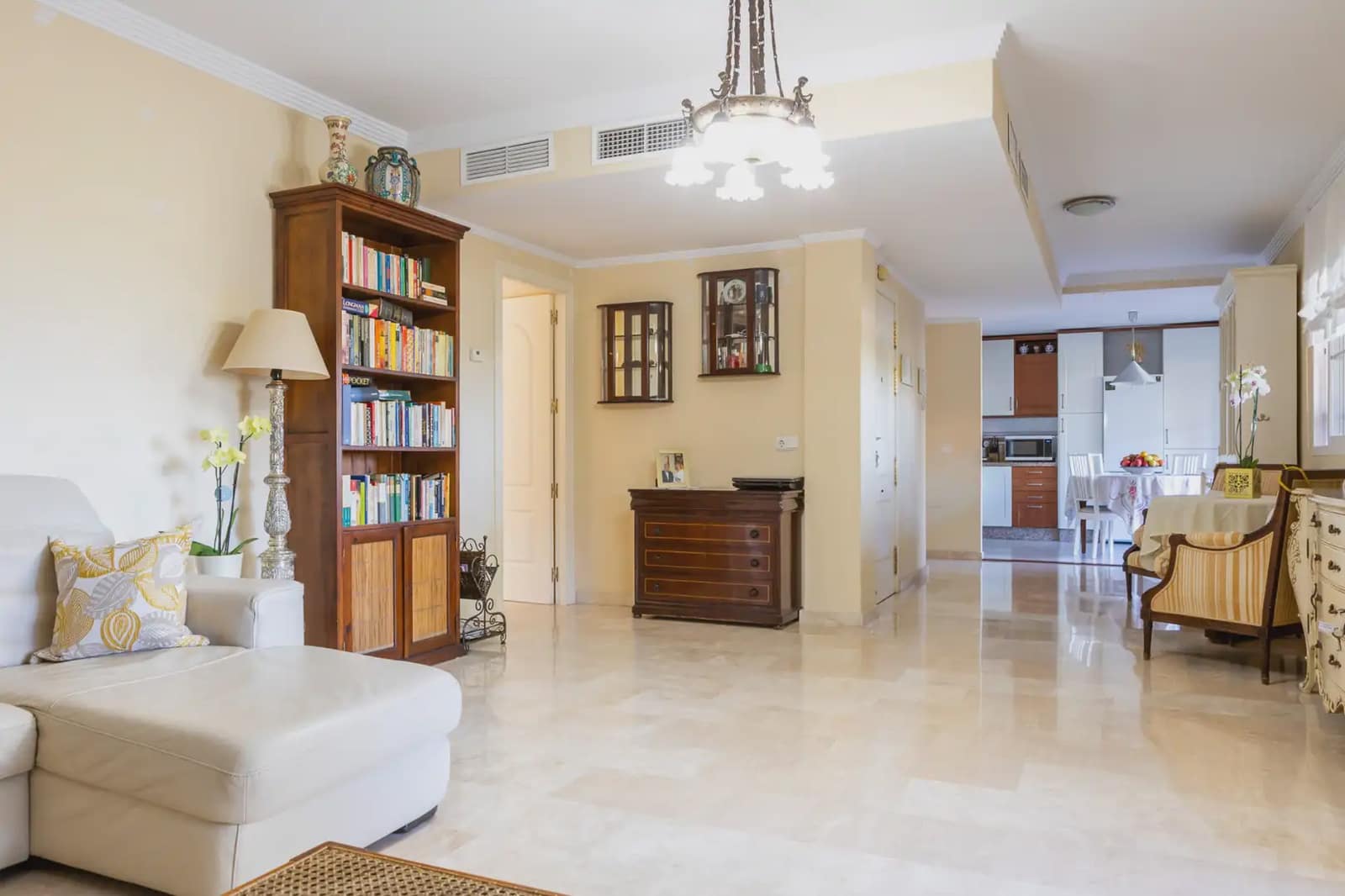 2 bedroom Flat for sale in Marbella with pool garage - € 442,808 (Ref: 10023025)