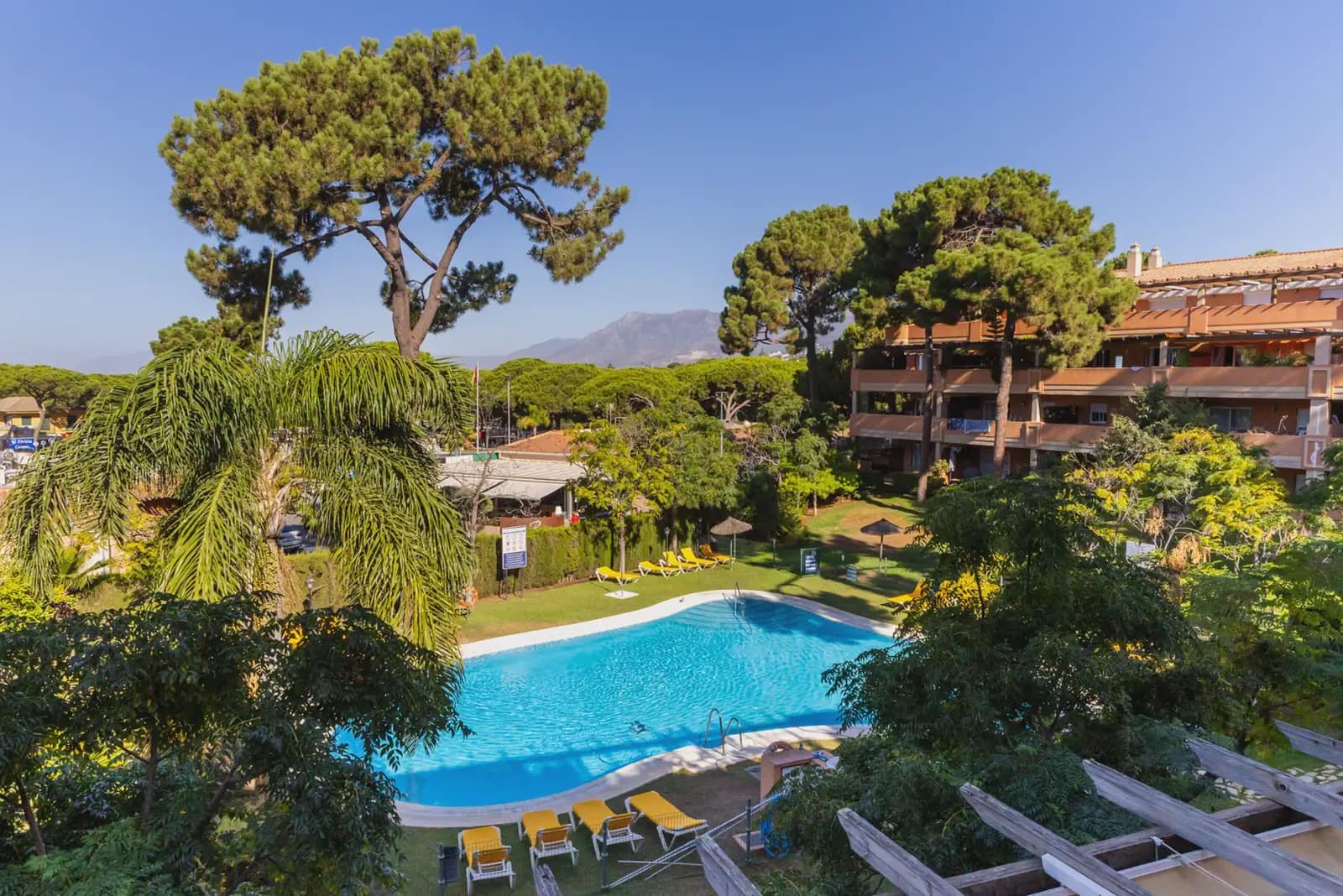 2 bedroom Flat for sale in Marbella with pool garage - € 442,808 (Ref: 10023025)