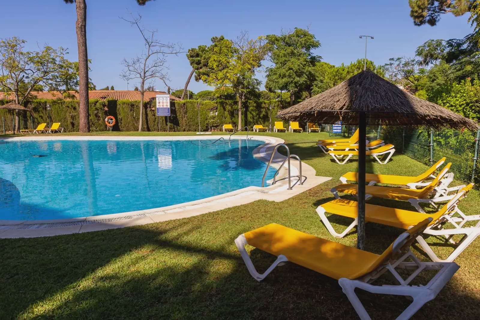 2 bedroom Flat for sale in Marbella with pool garage - € 442,808 (Ref: 10023025)