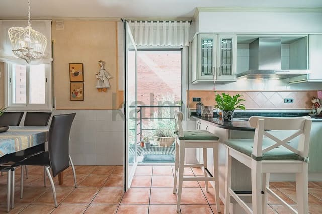 5 slaapkamer Rijtjeshuis te koop in Malgrat de Mar met garage - € 350.000 (Ref: 10045310)