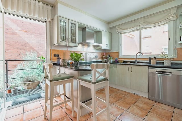 5 slaapkamer Rijtjeshuis te koop in Malgrat de Mar met garage - € 350.000 (Ref: 10045310)