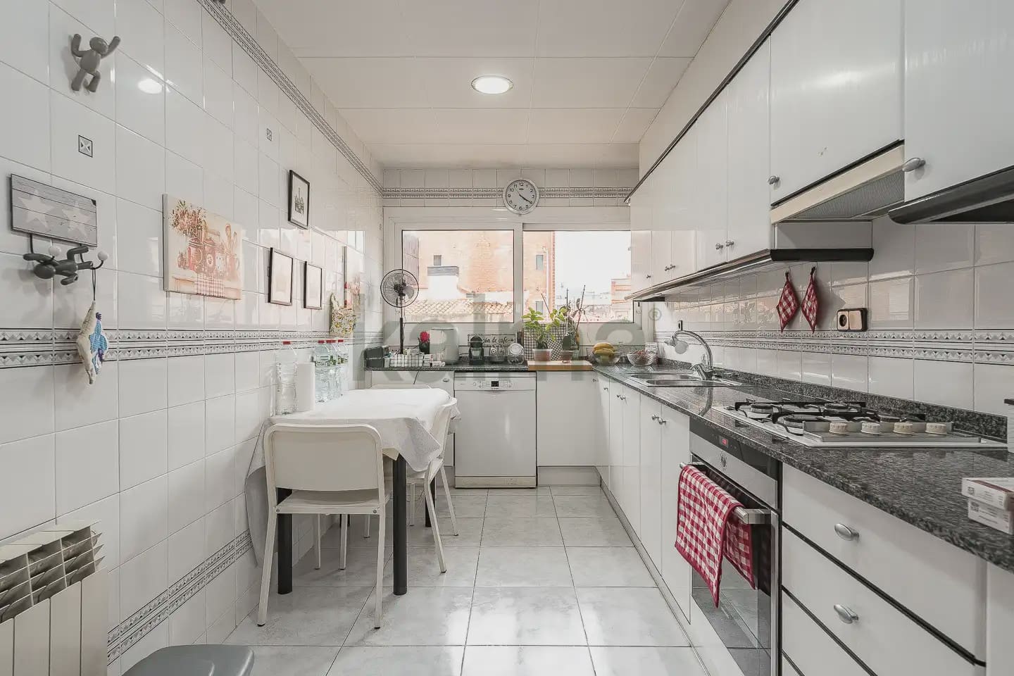 4 makuuhuone Asunto myytävänä paikassa L'Hospitalet de Llobregat mukana 
autotalli - 282 133 € (Ref: 10145231)