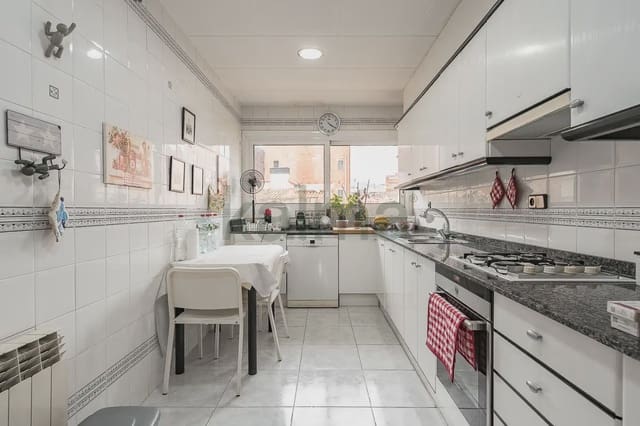 4 makuuhuone Asunto myytävänä paikassa L'Hospitalet de Llobregat mukana 
autotalli - 282 133 € (Ref: 10145231)