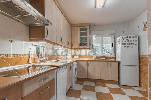 2 makuuhuone Huvila myytävänä paikassa Azuqueca de Henares mukana 
autotalli - 280 000 € (Ref: 10165500)