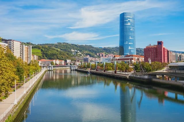3 bedroom Flat for sale in Bilbao - € 161,075 (Ref: 9981090)