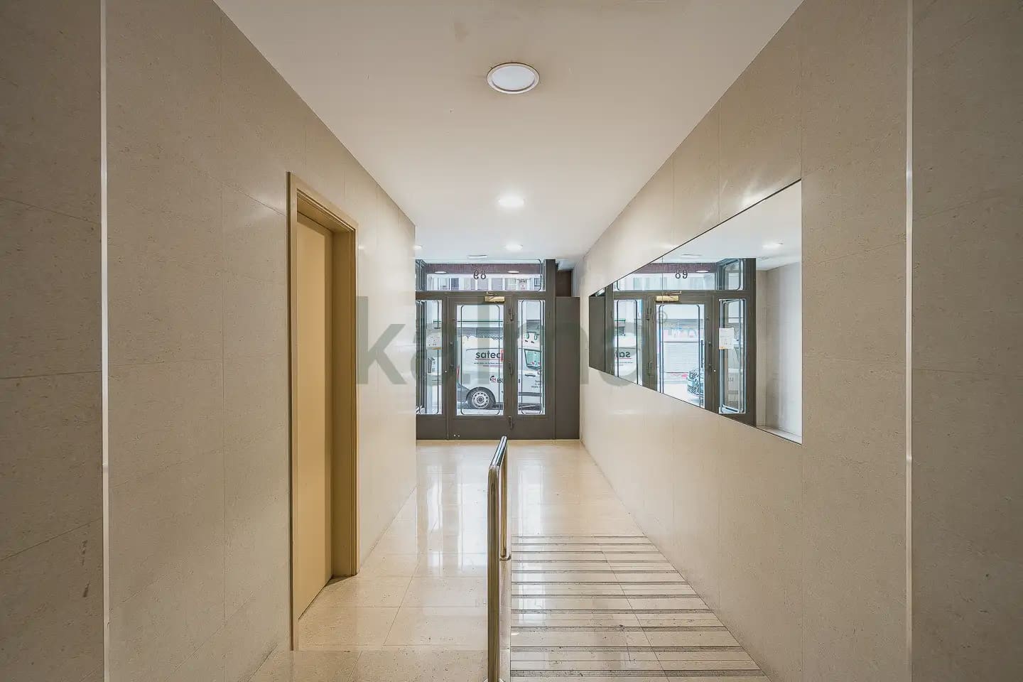 Piso de 3 habitaciones en Barcelona ciudad en venta con garaje - 190.612 € (Ref: 9981131)