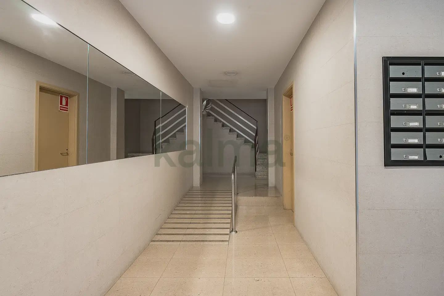 Piso de 3 habitaciones en Barcelona ciudad en venta con garaje - 190.612 € (Ref: 9981131)