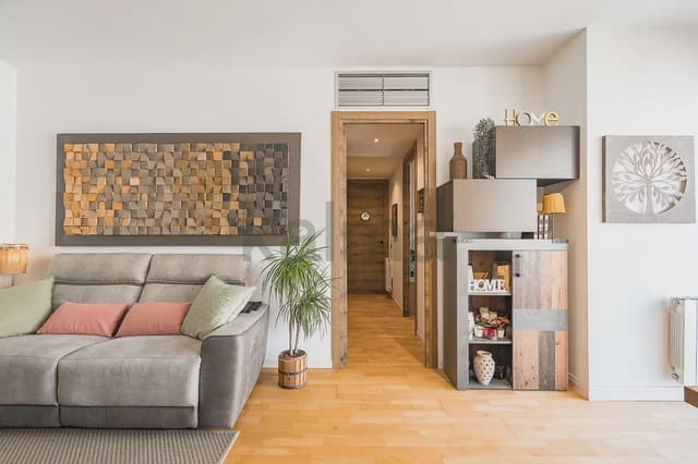 3 bedroom Flat for sale in Badalona with pool - € 320,285 (Ref: 9981146)