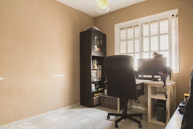 6 slaapkamer Rijtjeshuis te koop in Heliomar, Málaga stad met garage - € 285.373 (Ref: 9981172)