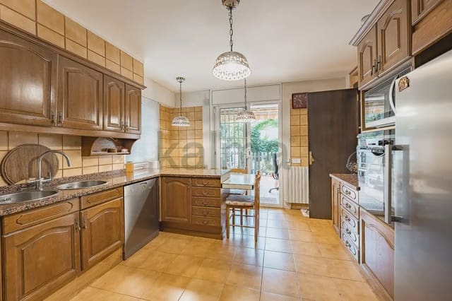5 chambre Maison de Ville à vendre à Terrassa avec piscine garage - 521 437 € (Ref: 9981177)