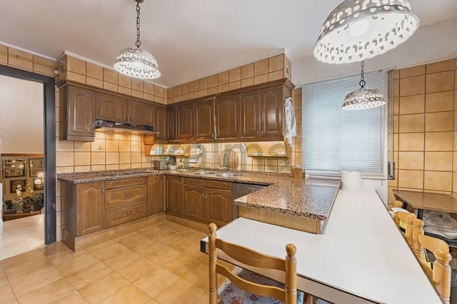 5 chambre Maison de Ville à vendre à Terrassa avec piscine garage - 521 437 € (Ref: 9981177)