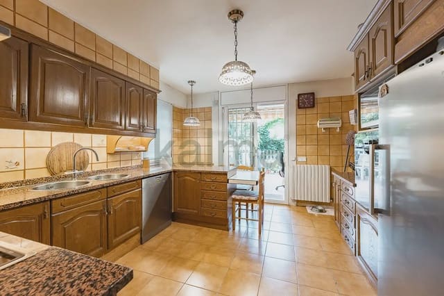 5 chambre Maison de Ville à vendre à Terrassa avec piscine garage - 521 437 € (Ref: 9981177)