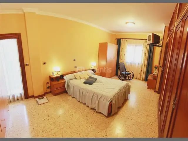 6 bedroom Villa for sale in Santa Brigida with garage - € 406,370 (Ref: 9981190)