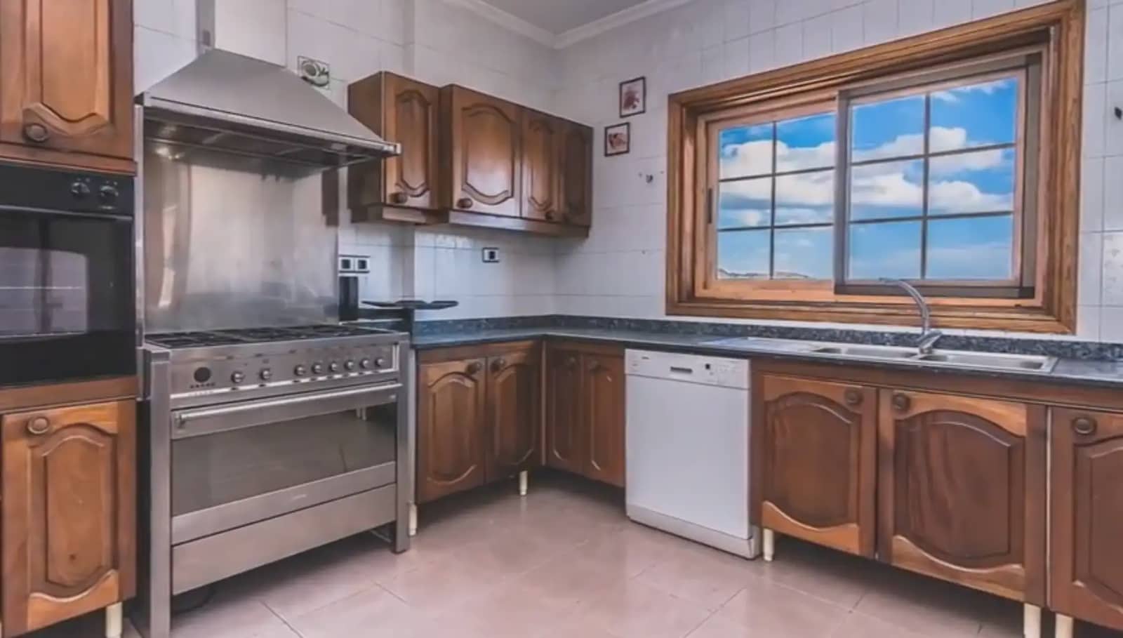 6 bedroom Villa for sale in Santa Brigida with garage - € 406,370 (Ref: 9981190)