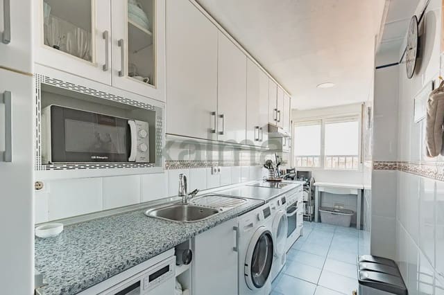 3 soveværelse Lejlighed til salg i Aluche, Madrid by - € 226.000 (Ref: 9981195)