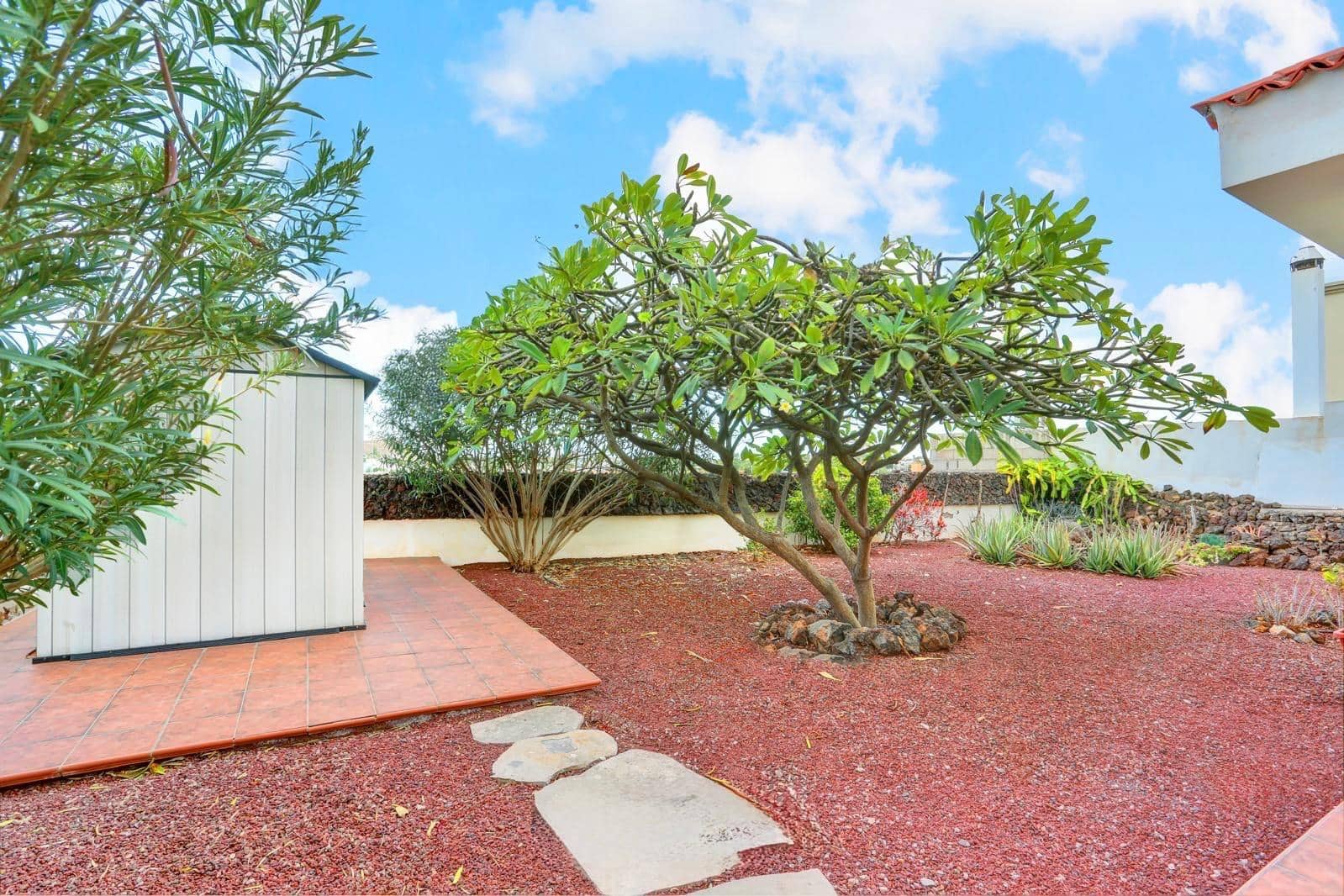 5 bedroom Villa for sale in Costa del Silencio with garage - € 530,000 (Ref: 9938803)