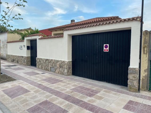 2 bedroom Villa for sale in Saucedilla with garage - € 165,000 (Ref: 9879849)