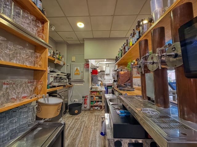 Commercieel te huur in Dénia - € 1.200 (Ref: 9918861)