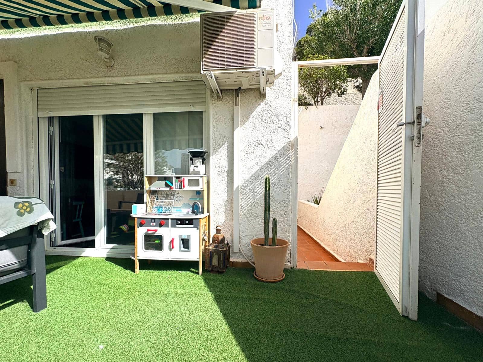 2 soverom Kjedet enebolig til salgs i Benidorm med svømmebasseng garasje - € 249 000 (Ref: 10171961)
