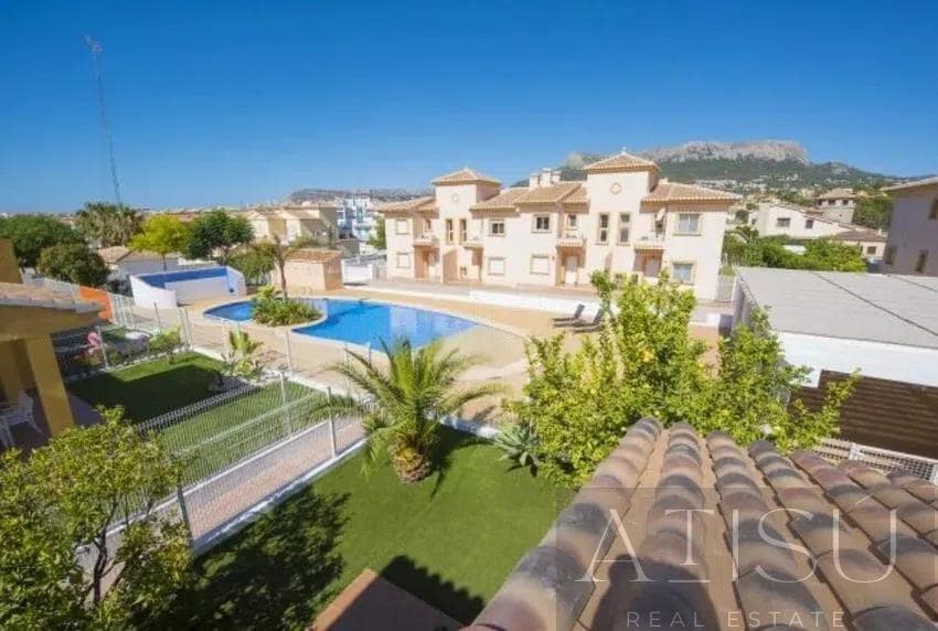 Pareado de 4 habitaciones en Calpe / Calp en venta con piscina garaje - 627.000 € (Ref: 9894811)