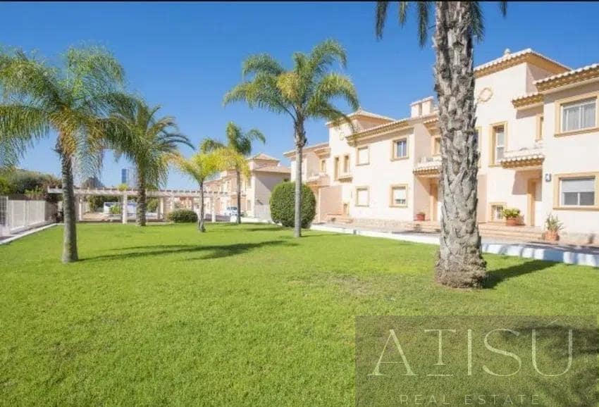 Pareado de 4 habitaciones en Calpe / Calp en venta con piscina garaje - 627.000 € (Ref: 9894811)