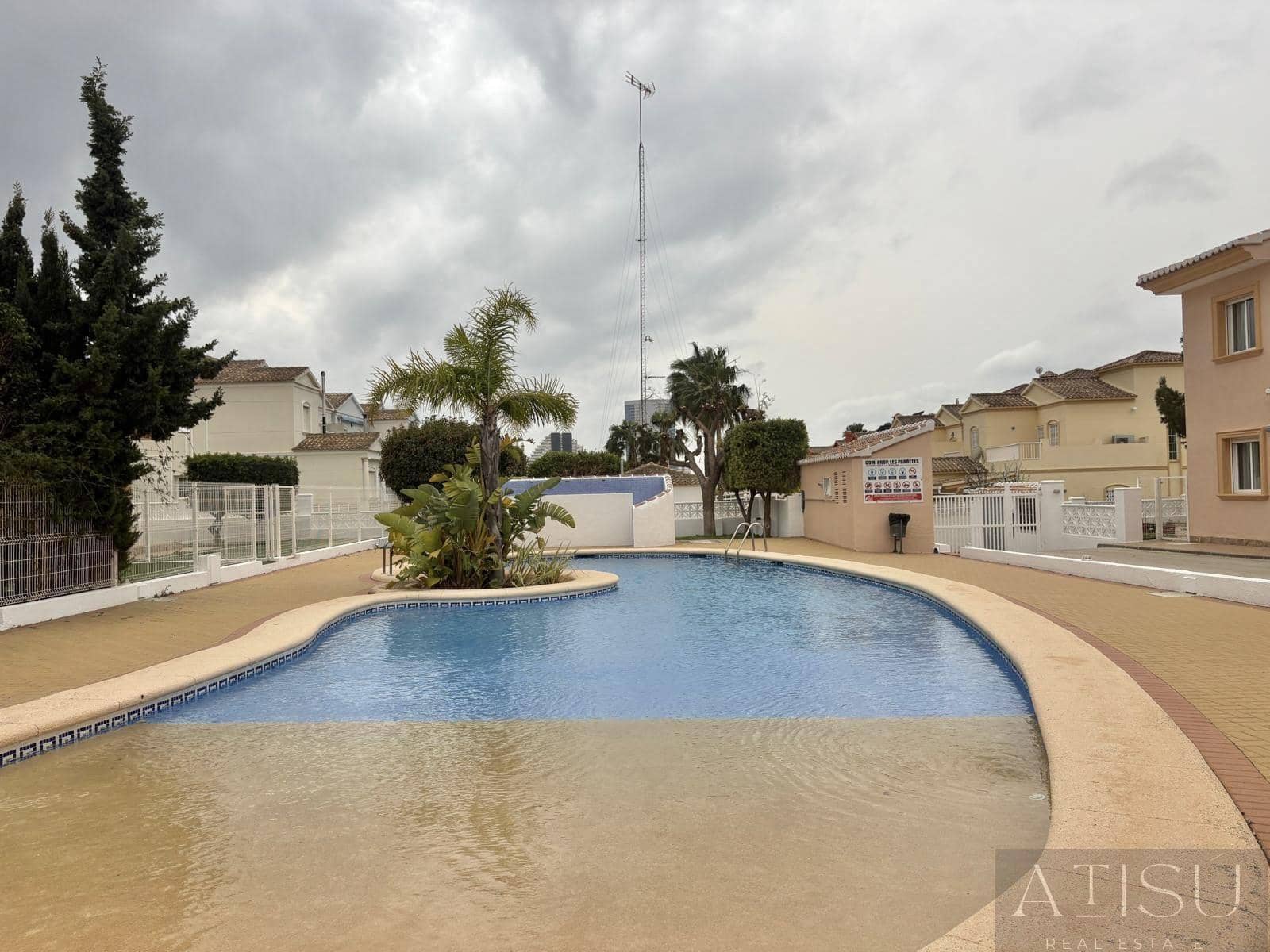 Pareado de 4 habitaciones en Calpe / Calp en venta con piscina garaje - 627.000 € (Ref: 9894811)