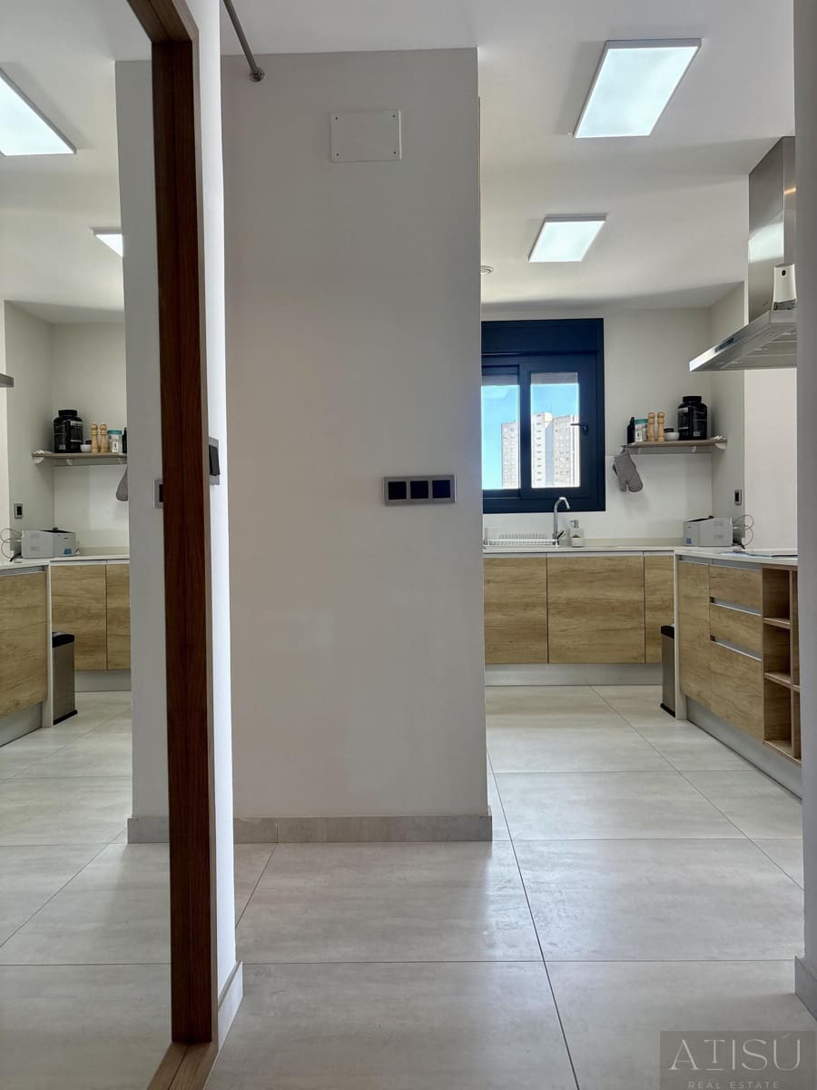 3 bedroom Flat for sale in Benidorm with pool garage - € 599,000 (Ref: 9894814)