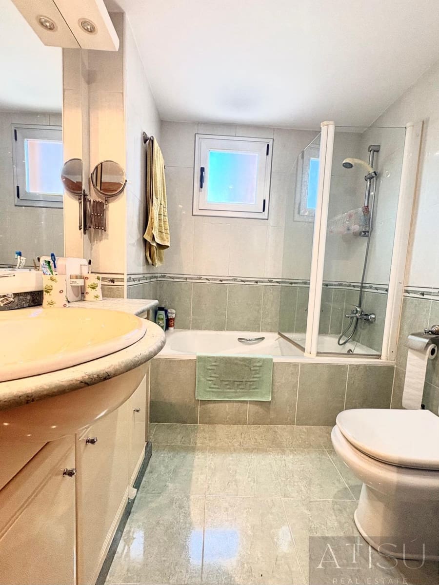 3 bedroom Flat for sale in Benidorm with garage - € 290,000 (Ref: 9894820)