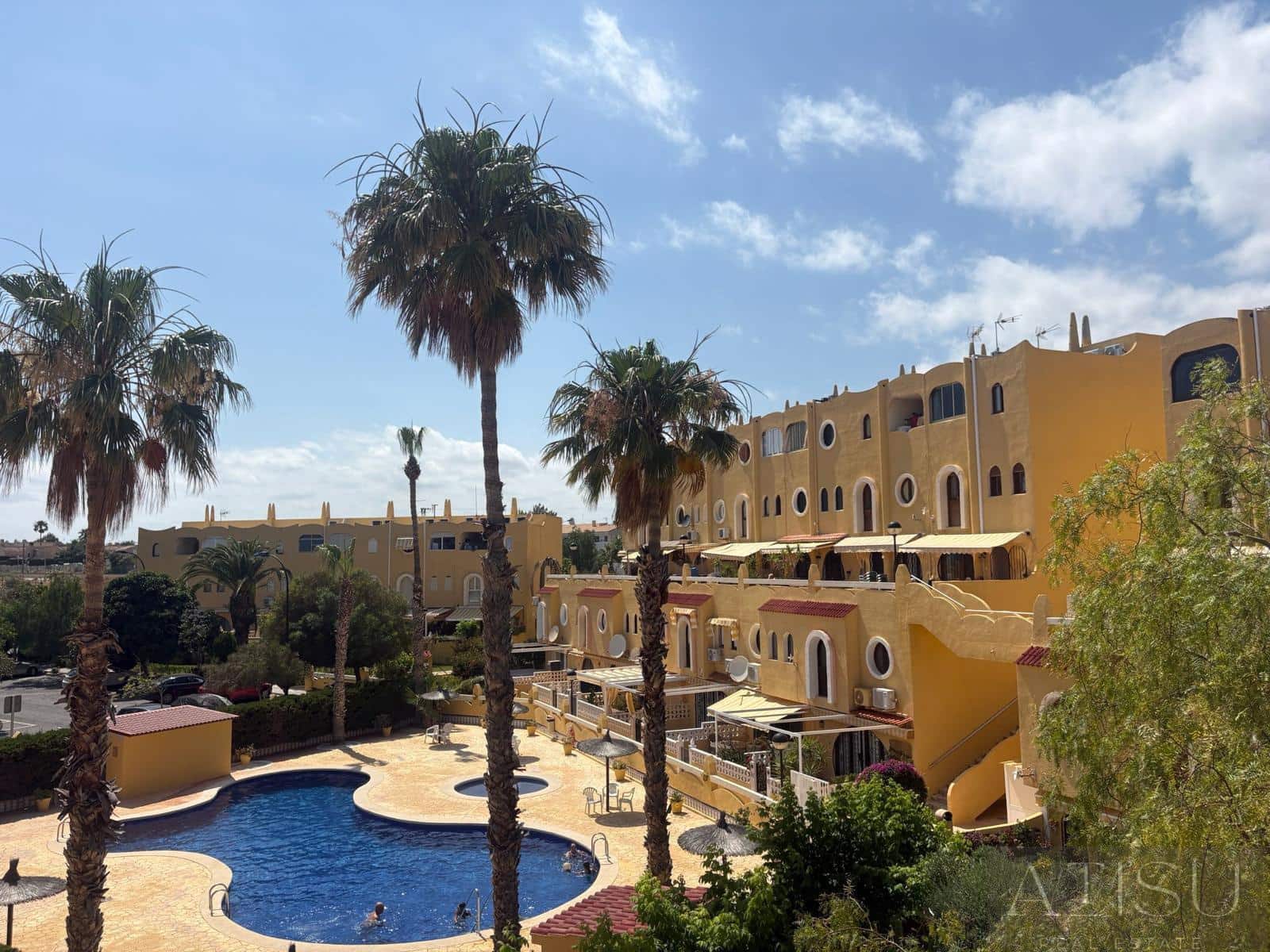 3 makuuhuone Bungalow vuokrattavana paikassa El Campello mukana uima-altaan 
autotalli - 1 600 € (Ref: 9914999)