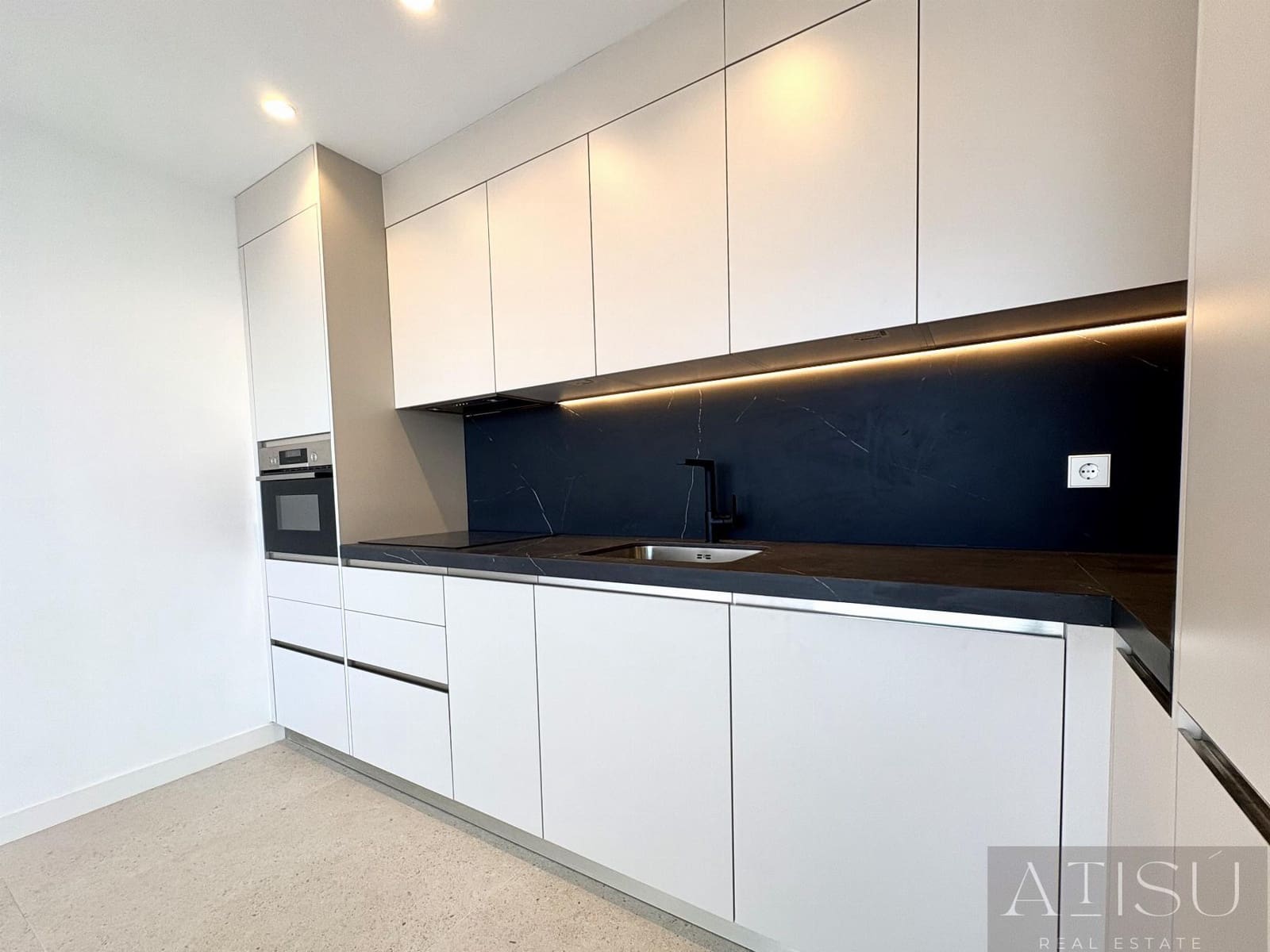 3 sypialnia Penthouse na sprzedaż w Montiboli z basenem garażem - 585 000 € (Ref: 9932395)
