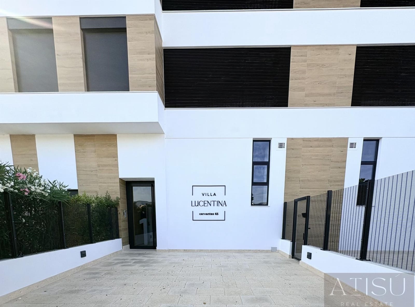 3 sypialnia Penthouse na sprzedaż w Montiboli z basenem garażem - 585 000 € (Ref: 9932395)