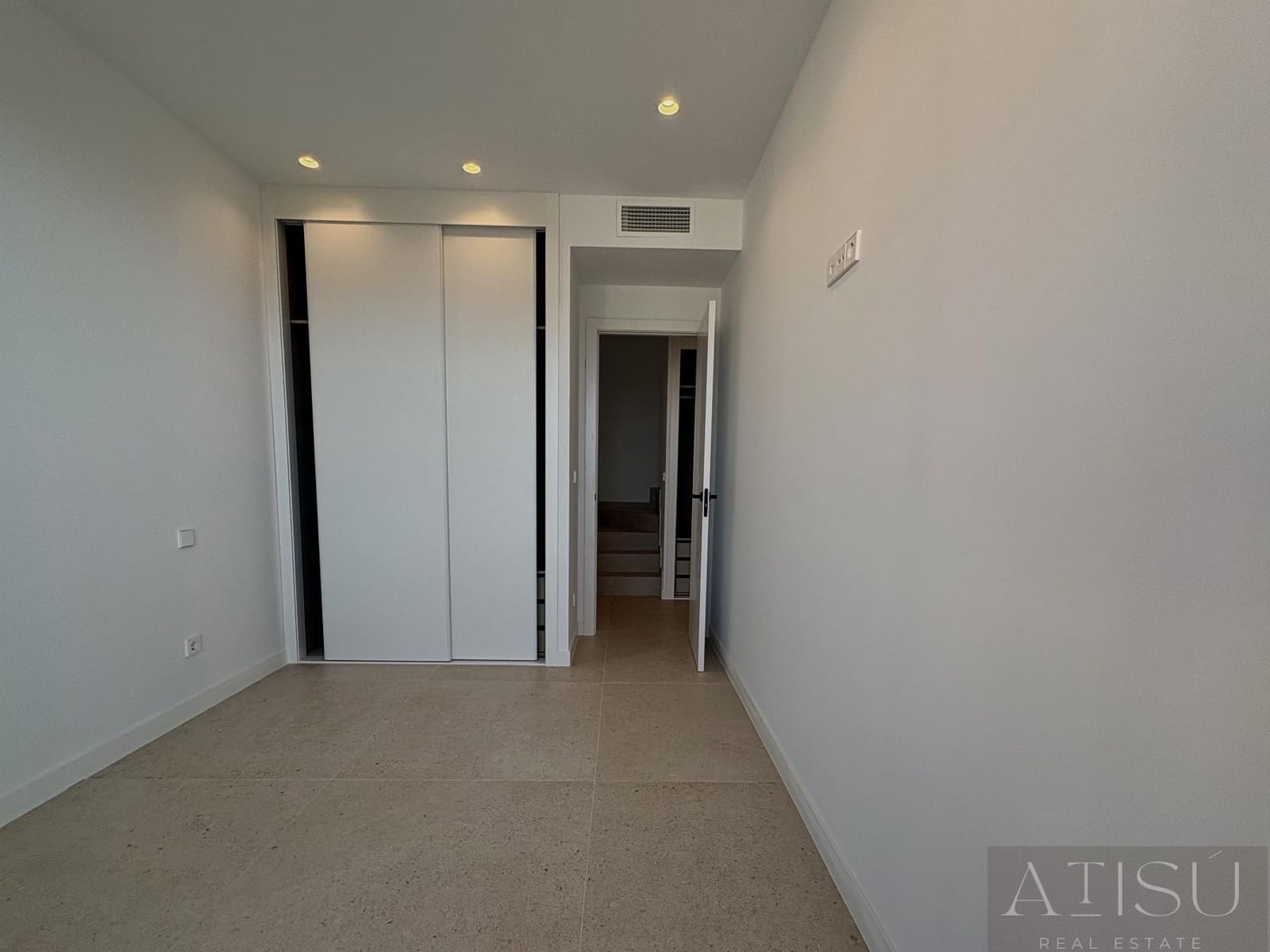 3 sypialnia Penthouse na sprzedaż w Montiboli z basenem garażem - 585 000 € (Ref: 9932395)