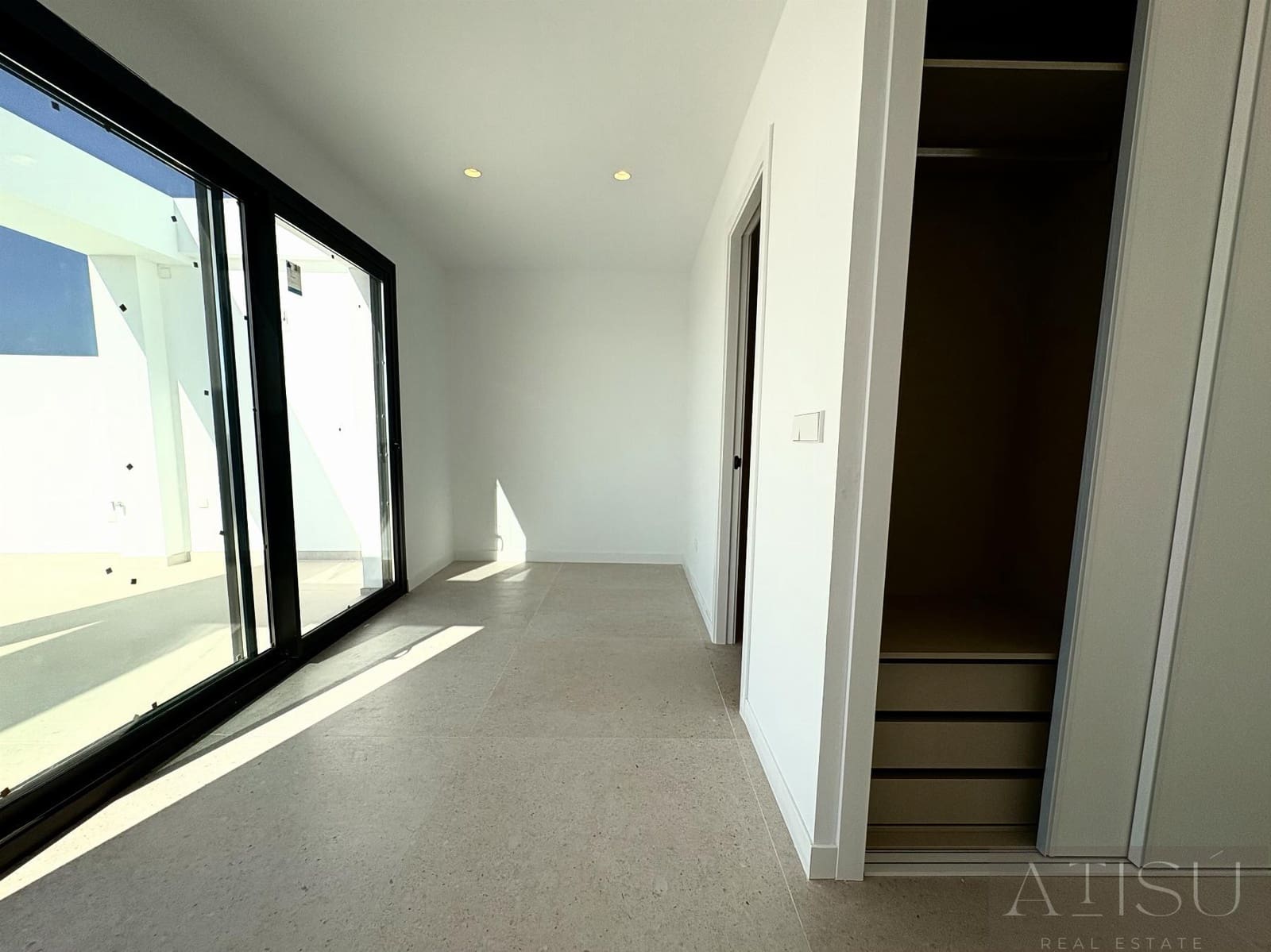 3 sypialnia Penthouse na sprzedaż w Montiboli z basenem garażem - 585 000 € (Ref: 9932395)