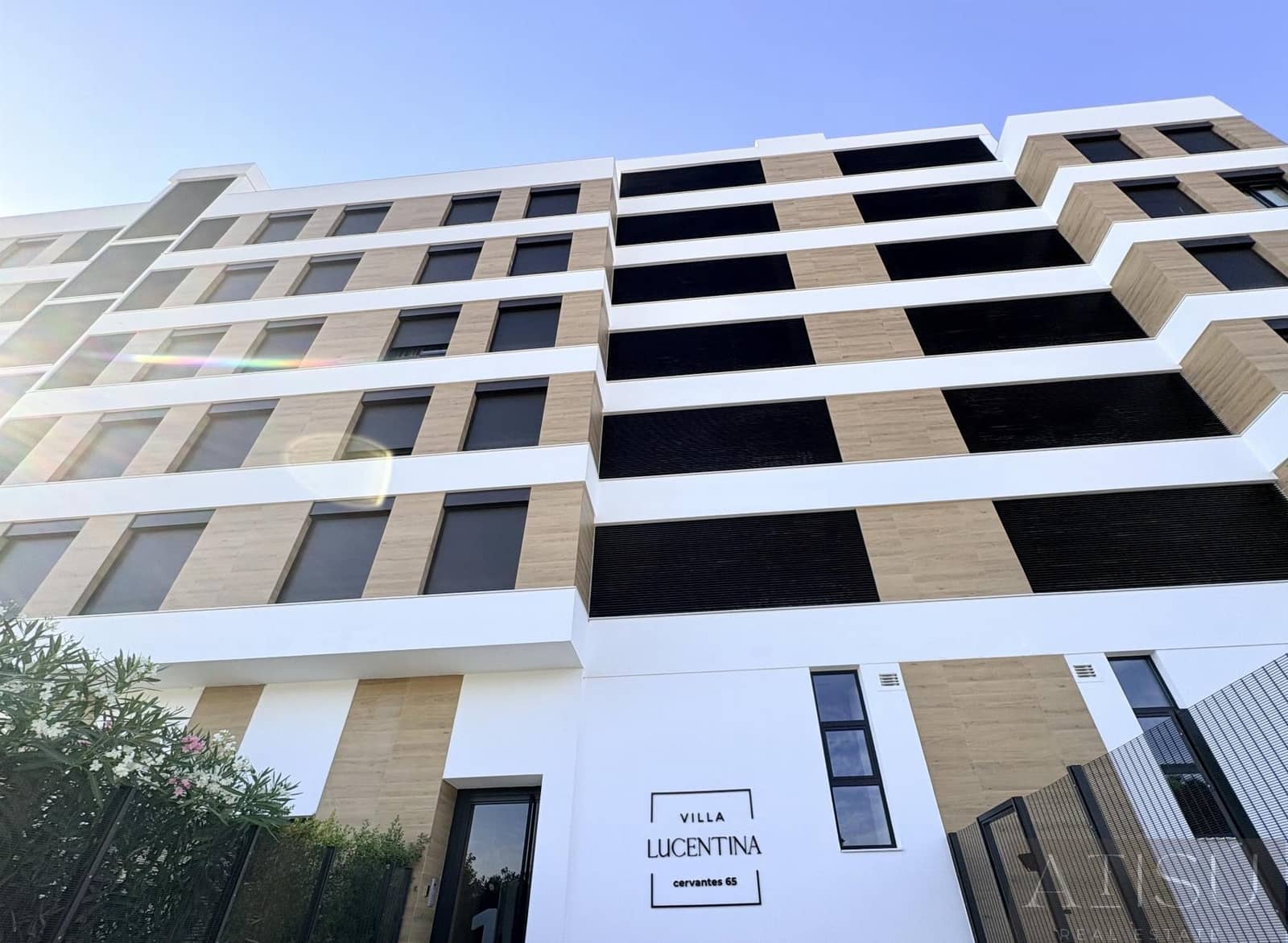 2 soverom Leilighet til salgs i Montiboli med svømmebasseng garasje - € 399 000 (Ref: 9932396)