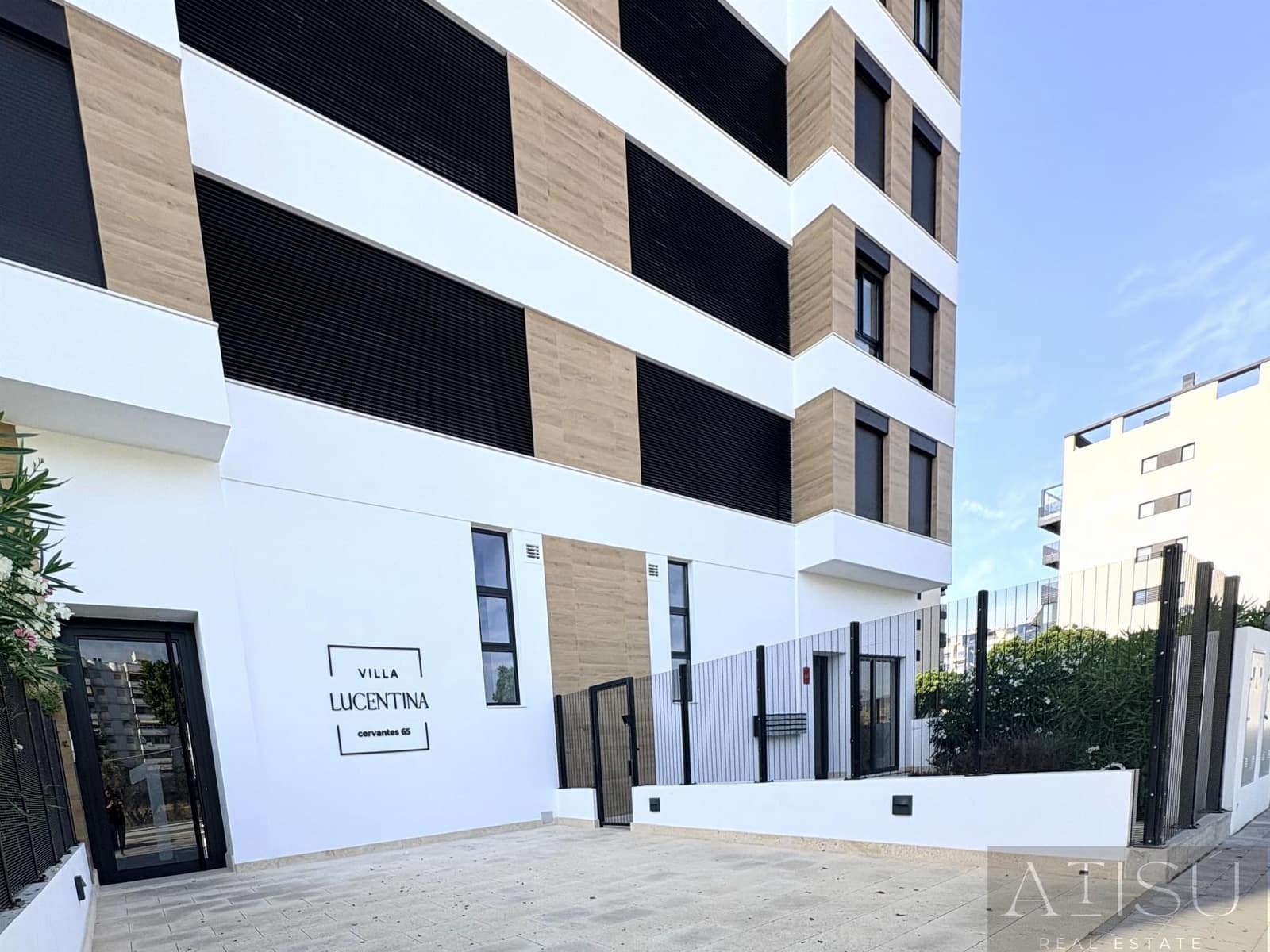 2 soverom Leilighet til salgs i Montiboli med svømmebasseng garasje - € 399 000 (Ref: 9932396)